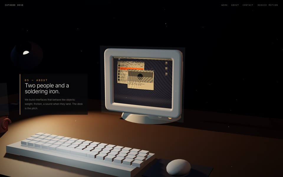 CATHODE DESK 做出來的成品畫面：復古電腦 3D 作品集網站