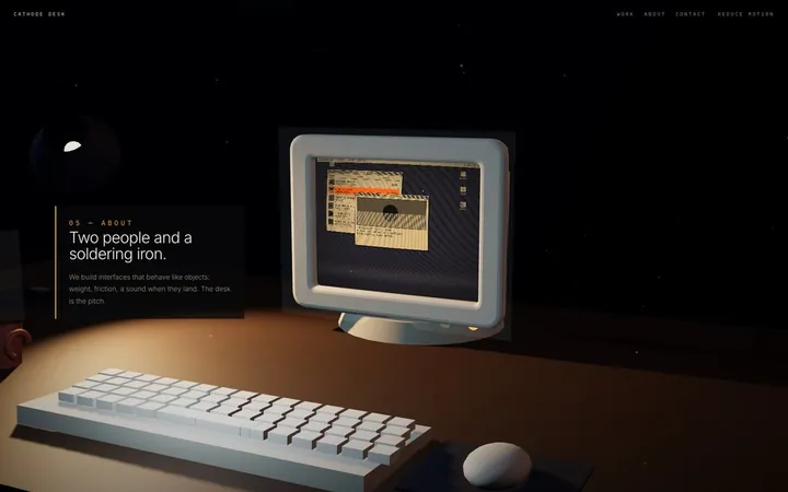 CATHODE DESKの完成例：3Dレトロパソコンのポートフォリオ